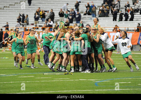 Überstunden. 7. April 2015. Notre Dame Fighting Irish Spieler feiern nach einem NCAA Frauen Lacrosse Spiel zwischen die Notre Dame Fighting Irish und Syracuse Orange an den Carrier Dome in Syracuse, New York. Notre Dame besiegt Syrakus 12-11 in der Overtime. Rich Barnes/Cal Sport Media/Alamy Live-Nachrichten Stockfoto