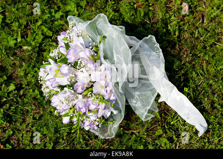 Brautstrauß liegen auf dem Rasen Stockfoto