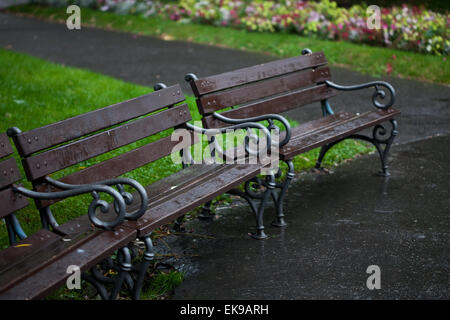 Bänke im Park im Regen nass Stockfoto