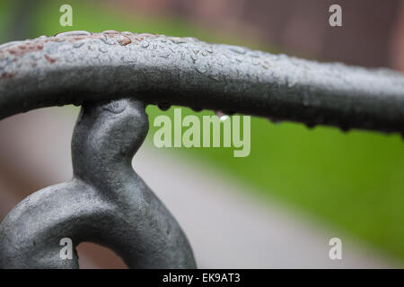 Detail der Bänke mit Regentropfen Stockfoto