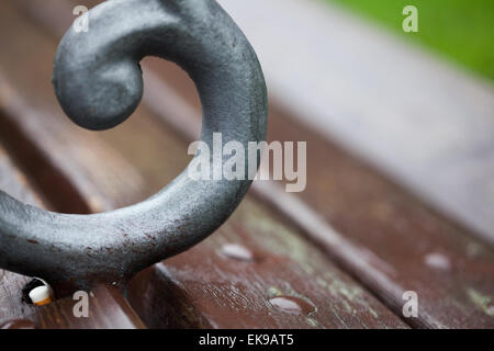 Detail der Bänke mit Regentropfen Stockfoto