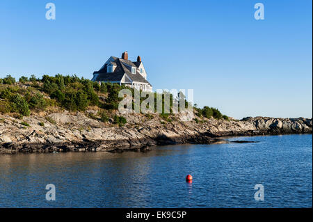 Haus und Boot entlang der Ocean Drive, Newport, Rhode Island, USA Stockfoto