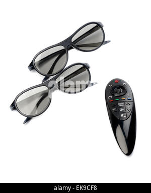 Zwei Paare von 3D-Brillen und Fernbedienung steuern Sie Fernseher. Isolieren Sie auf weiß. Stockfoto