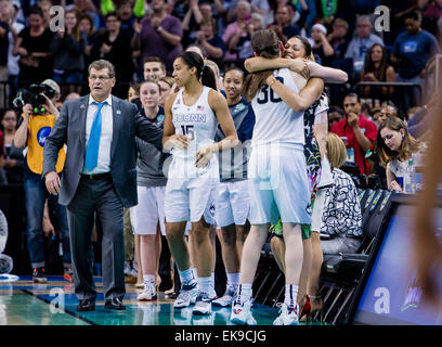 Tampa, FL, USA. 7. April 2015. Connecticut Huskies vorwärts Breanna Stewart #30 kommt aus dem Spiel und bekommt einer Umarmung von Co-Trainer in der zweiten Hälfte während der NCAA Womens Championship Game zwischen Notre Dame und Connecticut im Amalie Arena in Tampa FL. © Csm/Alamy Live-Nachrichten Stockfoto