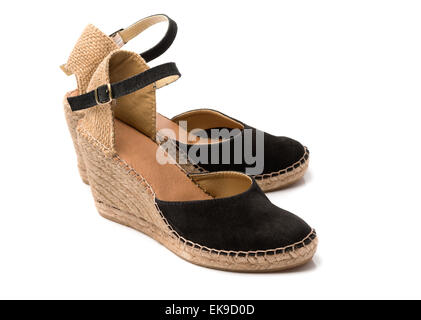 Paar Beige mit schwarzem Wildleder Damen Sommerschuhe. Isolieren Sie auf weiß. Stockfoto