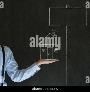 Mann mit Kreide nach Hause Haus oder Immobilien Verkauf Zeichen Stockfoto