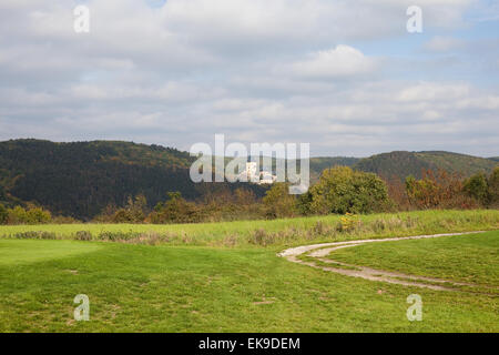 Feld auf dem Hintergrund einer mittelalterlichen Burg und den Hügeln Stockfoto