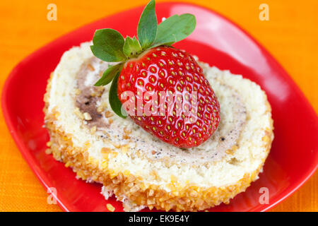 Kuchen und Erdbeeren auf die orangen Stoff liegen Stockfoto