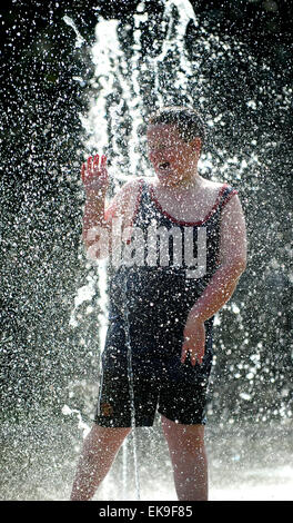 Tullamore, Irland. 8. April 2015. Paddy Delaney 8, Abkühlung im Tullamore Town Park, Co Offaly, Irland. Bildnachweis: James Flynn/Alamy Live-Nachrichten Stockfoto