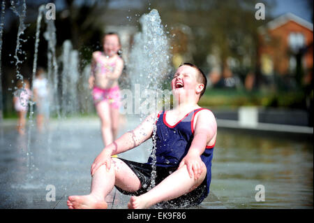 Tullamore, Irland. 8. April 2015. Paddy Delaney 8, Abkühlung im Tullamore Town Park, Co Offaly, Irland. Bildnachweis: James Flynn/Alamy Live-Nachrichten Stockfoto