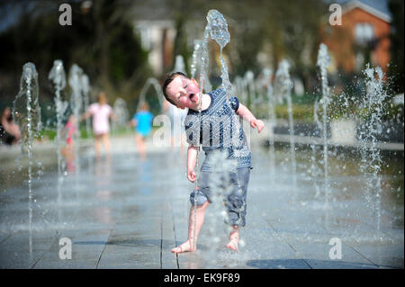 Tullamore, Irland. 8. April 2015. James Boyce 4, Abkühlung im Tullamore Town Park, Co Offaly, Irland. Bildnachweis: James Flynn/Alamy Live-Nachrichten Stockfoto