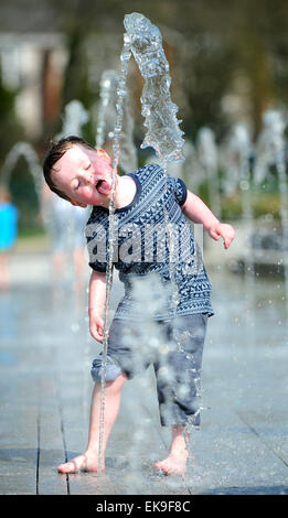 Tullamore, Irland. 8. April 2015. James Boyce 4, Abkühlung im Tullamore Town Park, Co Offaly, Irland. Bildnachweis: James Flynn/Alamy Live-Nachrichten Stockfoto