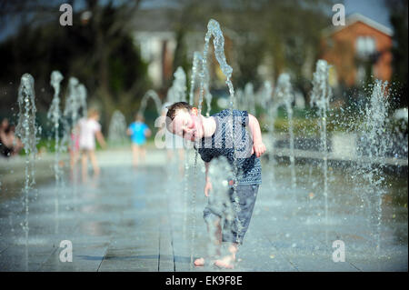 Tullamore, Irland. 8. April 2015. James Boyce 4, Abkühlung im Tullamore Town Park, Co Offaly, Irland. Bildnachweis: James Flynn/Alamy Live-Nachrichten Stockfoto