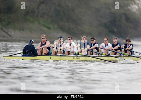 London, UK. 8. April 2015. Die Regatta - Tideway Woche. Oxford Herren Crew Praxis vor diesem Wochenende BNY Mellon Boat Race Credit: Action Plus Sport/Alamy Live News Stockfoto