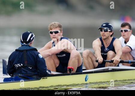 London, UK. 8. April 2015. Die Regatta - Tideway Woche. Oxford Herren Crew Praxis vor diesem Wochenende BNY Mellon Boat Race Credit: Action Plus Sport/Alamy Live News Stockfoto