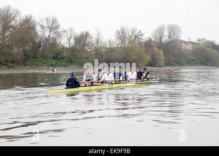 London, UK. 8. April 2015. Die Regatta - Tideway Woche. Oxford Herren Crew Praxis vor diesem Wochenende BNY Mellon Boat Race Credit: Action Plus Sport/Alamy Live News Stockfoto