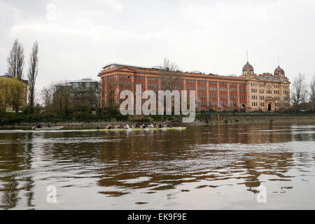 London, UK. 8. April 2015. Die Regatta - Tideway Woche. Oxford Herren Crew Praxis vor diesem Wochenende BNY Mellon Boat Race Credit: Action Plus Sport/Alamy Live News Stockfoto