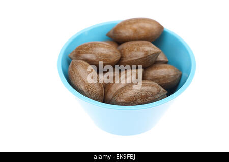 Pekannüsse in Schüssel isoliert auf weiss Stockfoto