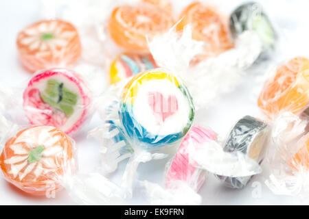 Hintergrund der bunten Bonbons in glänzend-Wrapper Stockfoto