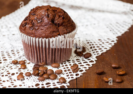 Muffin Schokolade mit Kaffee Bohnen Stockfoto