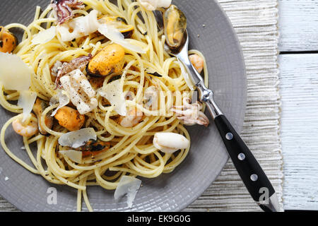 Spaghetti mit Meeresfrüchten auf Teller, Essen Stockfoto