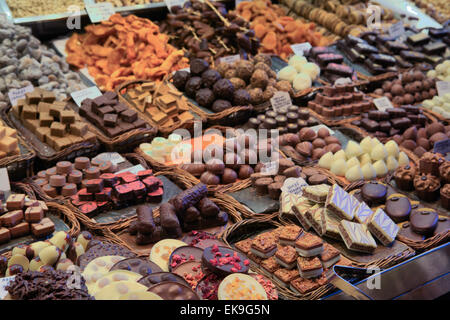 Jede Menge Schokolade Süßigkeiten auf dem Boqueria Markt in Barcelona, Spanien Stockfoto