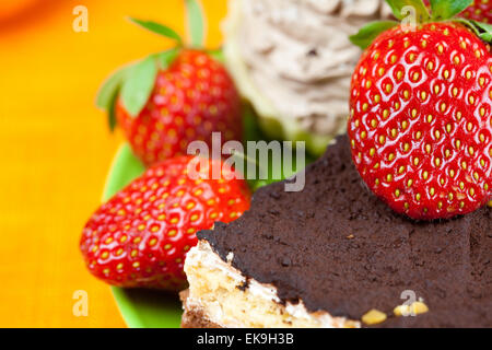 Kuchen und Erdbeeren auf die orangen Stoff liegen Stockfoto