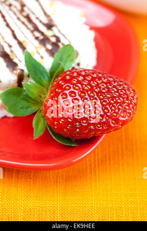 Kuchen und Erdbeeren auf die orangen Stoff liegen Stockfoto