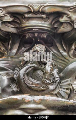 Eine vertikale Nahaufnahme der Bronze marine Motive der Shaftesbury Memorial Fountain Piccadilly Circus London Stockfoto