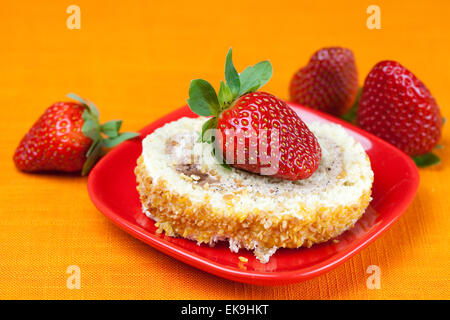 Kuchen und Erdbeeren auf die orangen Stoff liegen Stockfoto