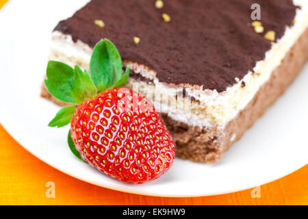 Kuchen und Erdbeeren auf die orangen Stoff liegen Stockfoto