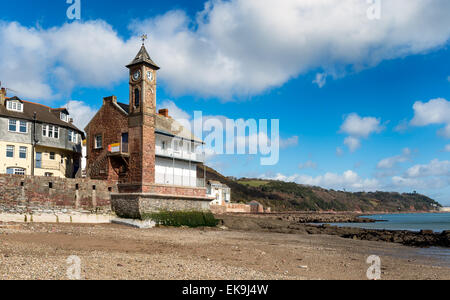 Der Uhrturm und der Strand bei Ebbe am Kingsand auf der Halbinsel Rame in Cornwall Süd-Ost Stockfoto