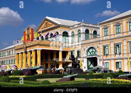 Bangkok, Thailand: Kanonen stehen vor den neokolonialen 19. Jahrhundert Verteidigungsministerium Stammsitz Stockfoto