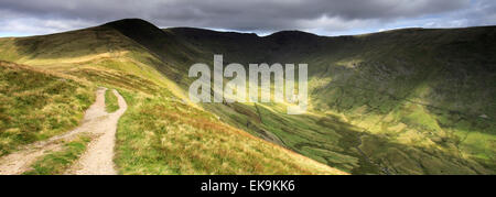 Landschaft auf dem Grat Fairfield Hufeisen Fjälls, Nationalpark Lake District, Cumbria County, England, UK. Stockfoto