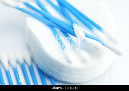 Reinigungsbürste und Wattepads isoliert auf weiss blau Stockfoto