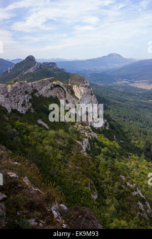 Das Pech de Bugarach, gesehen am Horizont von Chateau de Peyrepertuse, Pyrenäen, Südfrankreich Stockfoto