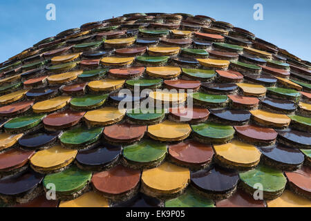 Eine gewölbte Rood auf einem Gebäude bedeckt mit bunten Fliesen Stockfoto