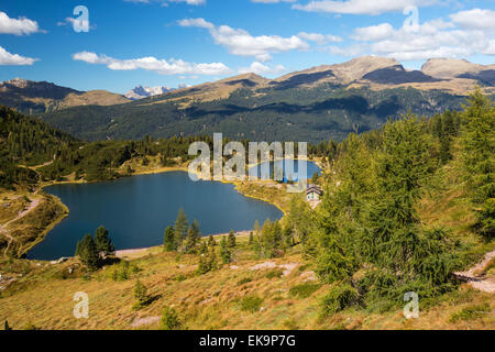 Colbricon Lakes im Lagorai-Bergmassiv. Der Naturpark Paneveggio-Pale di San Martino bei Passo Rolle, Trentino, italienische Alpen. Stockfoto