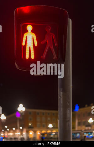 Fußgängerüberweg in Frankreich zeigt ein rotes Licht auf eine Straßenbahnlinie und Straßenkreuzung überqueren nicht Stockfoto