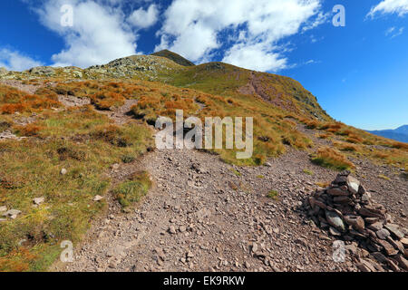 Wanderweg auf dem Cavallazza Berg. Das Lagorai-Massiv. Porphyrgestein. Trentino. Italien. Europa. Stockfoto