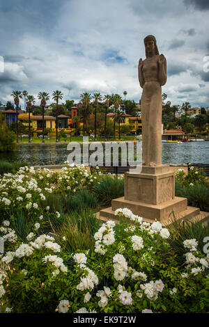 Blumen und Statue am Echo Park in Los Angeles, Kalifornien. Stockfoto