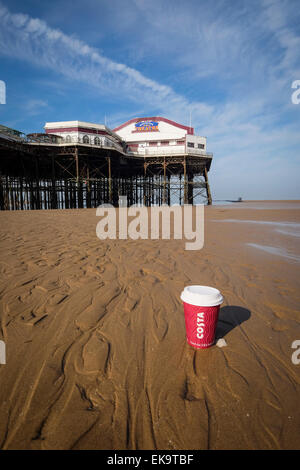 Blackpool, UK. 8. April 2015. UK-Wetter: Höher als normale Teperatures im Nordwesten bedeutete, dass Blackpool eher wie der Costa Del Sol heute zu spüren. Bildnachweis: Paul Melling/Alamy Live-Nachrichten Stockfoto