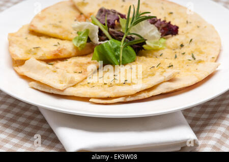 Knoblauch-Pita-Brot-Pizza mit Salat an der Spitze Stockfoto