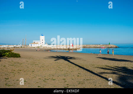 Strand und Leuchtturm Puerto De La Duquesa Spanien Stockfoto