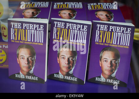 Ramsgate, Kent, South Thanet, UK 8. April 2015 Nigel Farage Buch "The Purple Revolution" im Fenster von UKIP Ramsgate, South Thanet Kampagne Wahlbüro Fiercley durch mehrere Kandidaten, darunter Nigel Farage, Führer der UKIP gekämpft wird. Bildnachweis: Jeff Gilbert/Alamy Live-Nachrichten Stockfoto