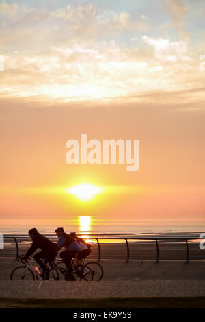 Blackpool, UK. 8. April 2015. UK-Wetter: Ein warmer und sonniger Tag kommt zu seinen Abschluss in Blackpool mit einem feinen Sonnenuntergang. Bildnachweis: Gary Telford/Alamy live-Nachrichten Stockfoto