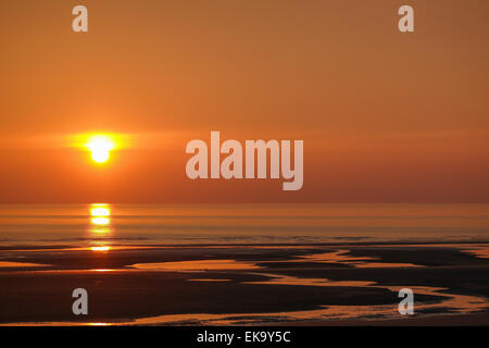 Blackpool, UK. 8. April 2015. UK-Wetter: Ein warmer und sonniger Tag kommt zu seinen Abschluss in Blackpool mit einem feinen Sonnenuntergang. Bildnachweis: Gary Telford/Alamy live-Nachrichten Stockfoto