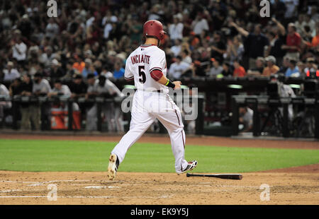 6. April 2015; Phoenix, AZ, USA; Arizona-Diamantmarkierungen Center Fielder Ender Inciarte (5) punktet einen Lauf gegen die San Francisco Giants im MLB-Spiel im Chase Field in Phoenix, AZ. Joe Camporeale/Cal Sport Media Stockfoto