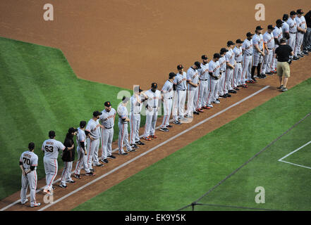 6. April 2015; Phoenix, AZ, USA; Die San Francisco Giants Line-up vor mit Blick auf die Arizona-Diamantmarkierungen in der MLB Spiel im Chase Field in Phoenix, AZ. Joe Camporeale/Cal Sport Media Stockfoto