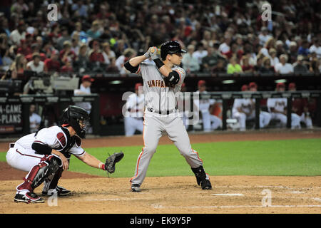 6. April 2015; Phoenix, AZ, USA; San Francisco Giants Catcher Buster Posey (28) Fledermäuse gegen die Arizona Diamondbacks während des MLB-Spiels im Chase Field in Phoenix, AZ. Joe Camporeale/Cal Sport Media Stockfoto